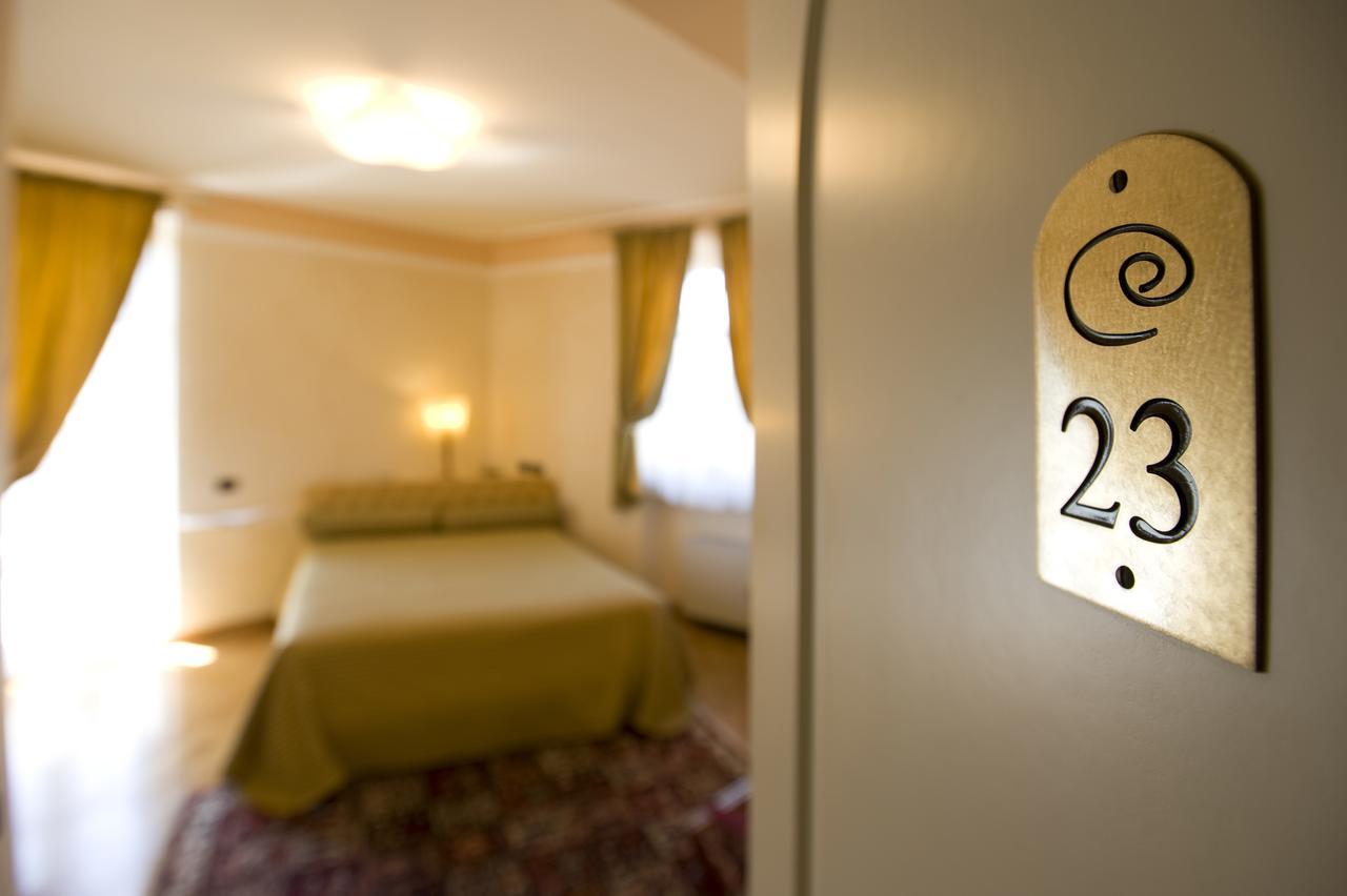 Albergo Castiglione Langhe Кастильоне-Тинелла Экстерьер фото