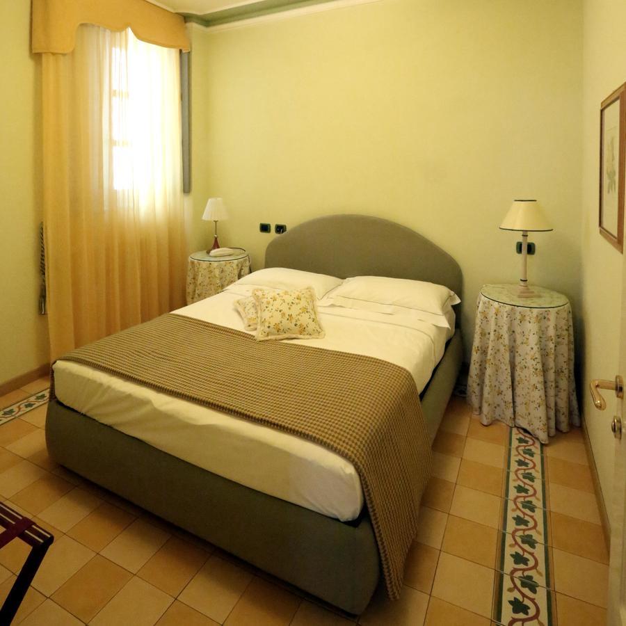 Albergo Castiglione Langhe Кастильоне-Тинелла Экстерьер фото